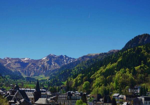 Le bourg et le Sancy sous un ciel bleu, tableau massif du Sancy et bourg de montagne