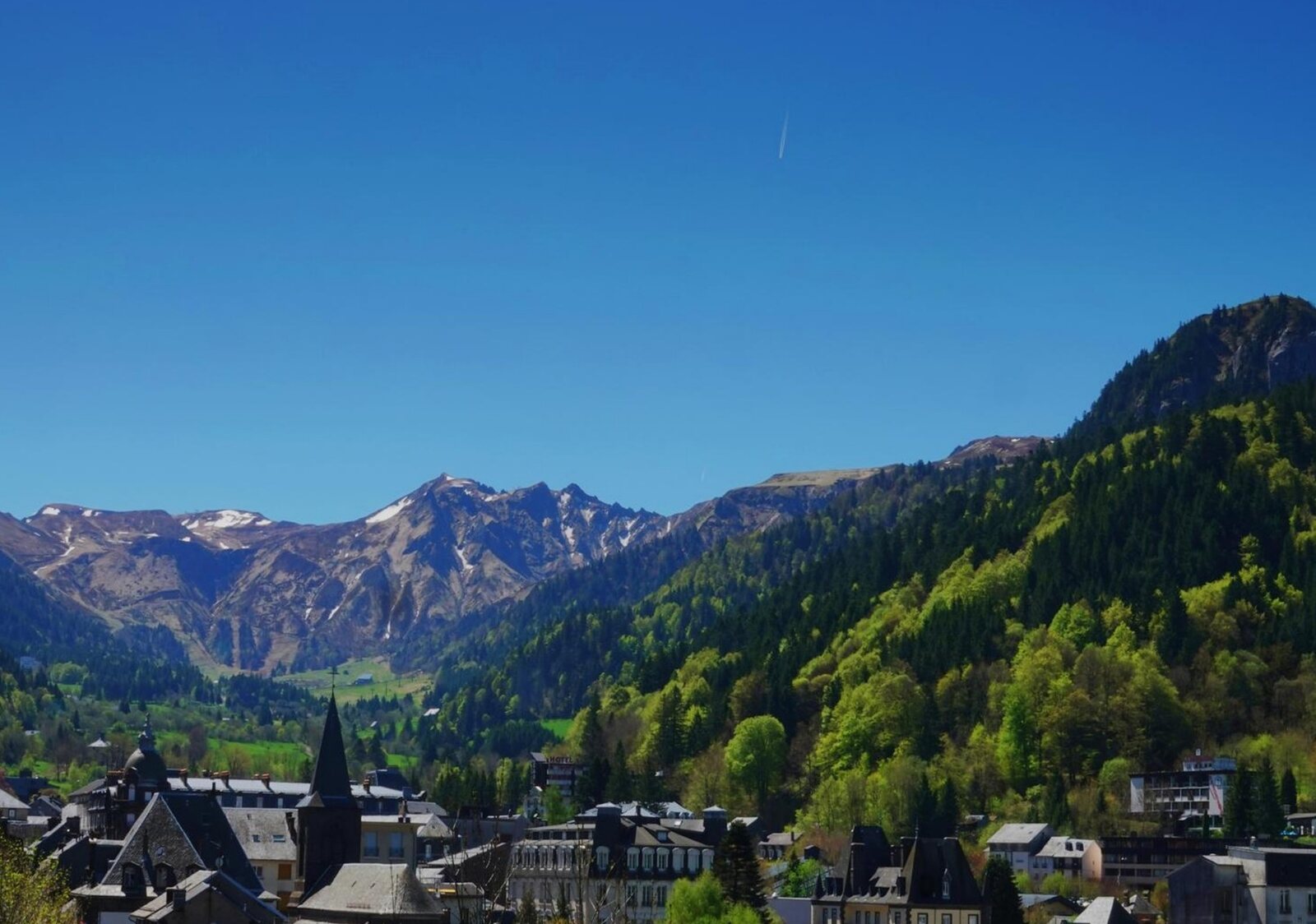 Le bourg et le Sancy sous un ciel bleu, tableau sur aluminium, aperçu dans un intérieur