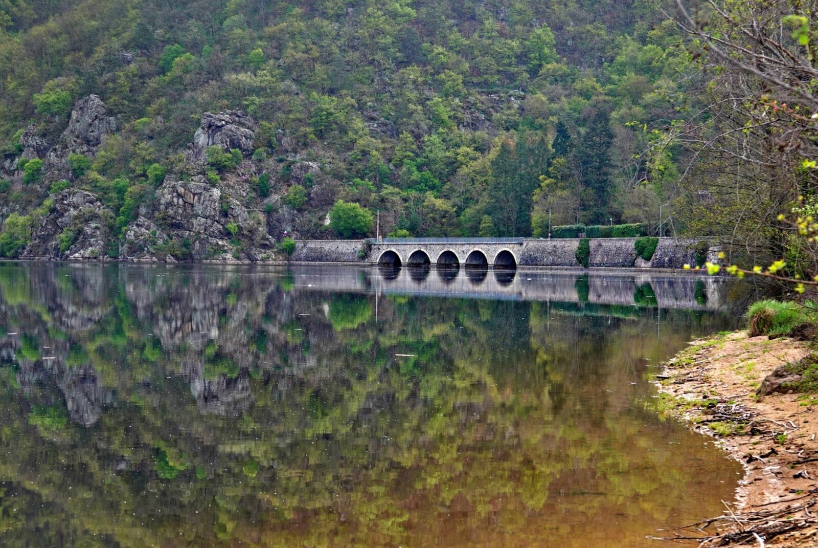 Pont à arches et reflets sur la Loire, tableau sur aluminium, aperçu dans un intérieur