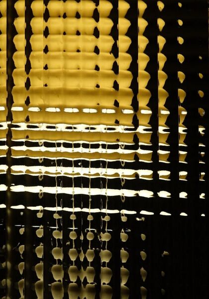 Lumière jaune derrière un verre texturé, tableau verre texturé éclairé