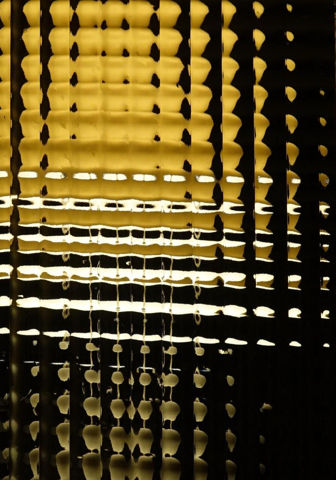 Lumière jaune derrière un verre texturé, tableau sur aluminium, aperçu dans un intérieur