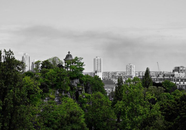 Le temple des Buttes-Chaumont dans la verdure, tableau parc des Buttes-Chaumont, photographie de Fabrice Courtadon