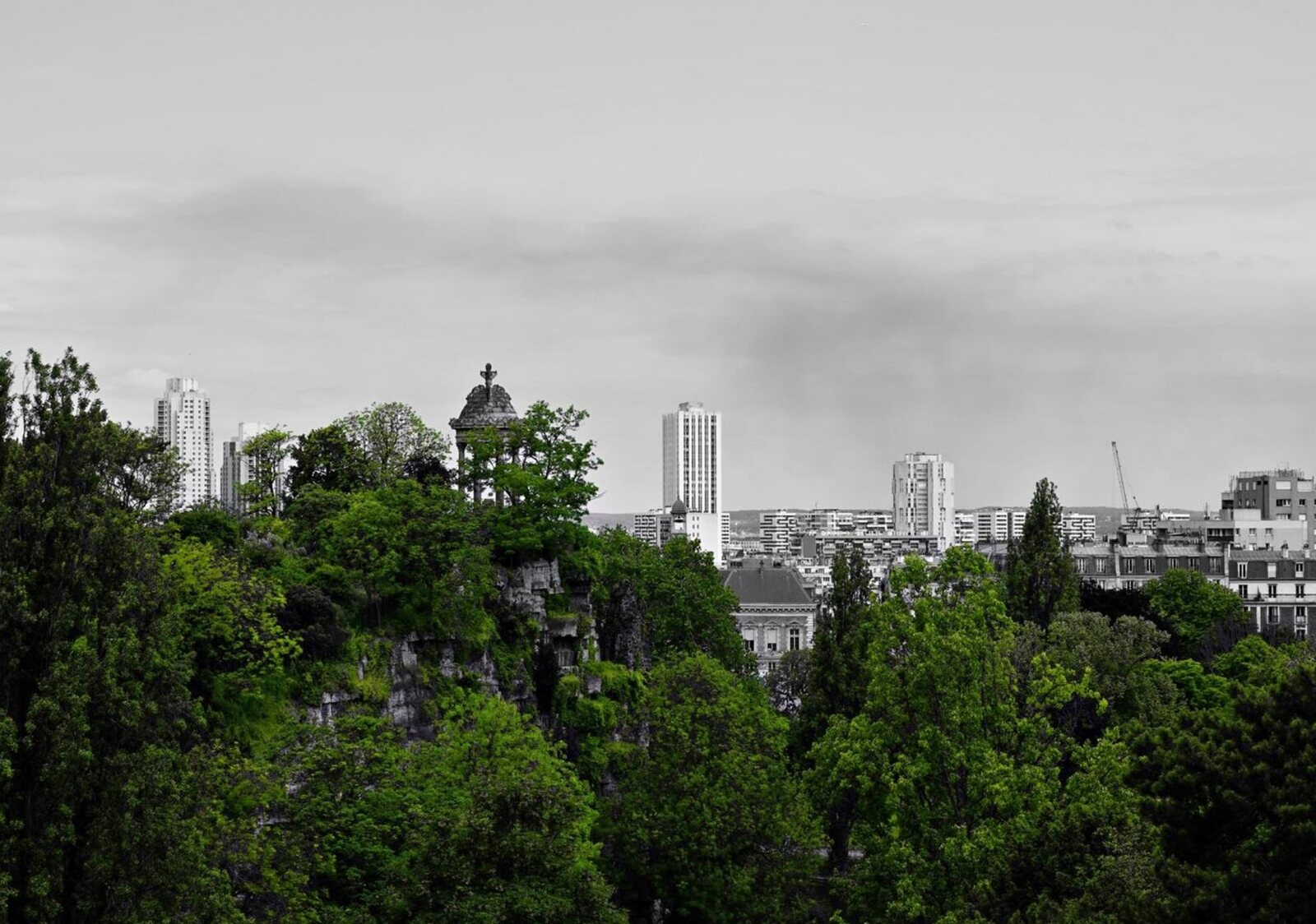 Le temple des Buttes-Chaumont dans la verdure, tableau sur aluminium, aperçu dans un intérieur