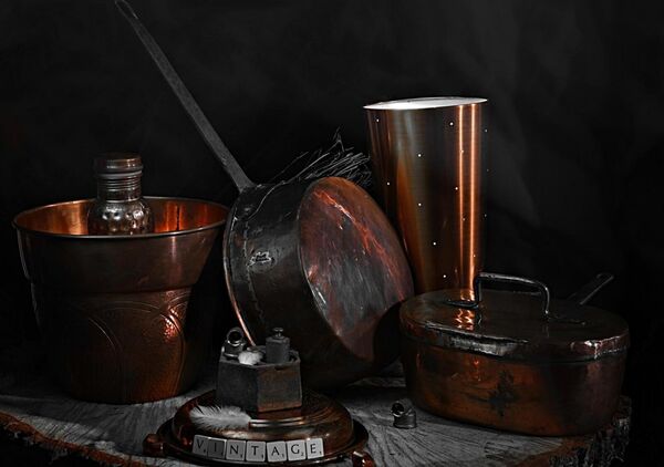 Un souffle d’antan, tableau cuivres anciens et lampe à huile
