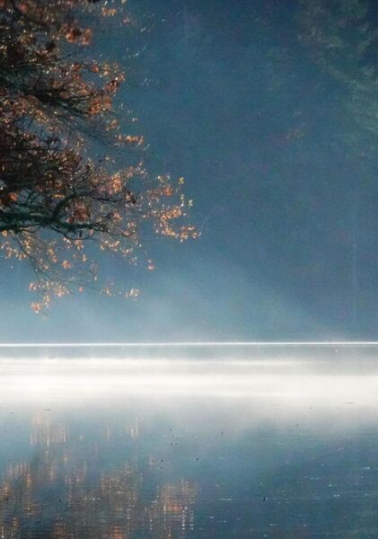 Brume d’automne sur le lac, tableau lac dans la brume d’automne