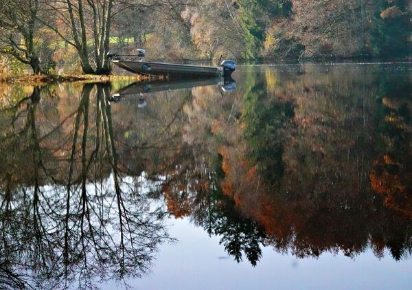 Barque et reflets d’automne sur le lac, tableau lac et barque en automne