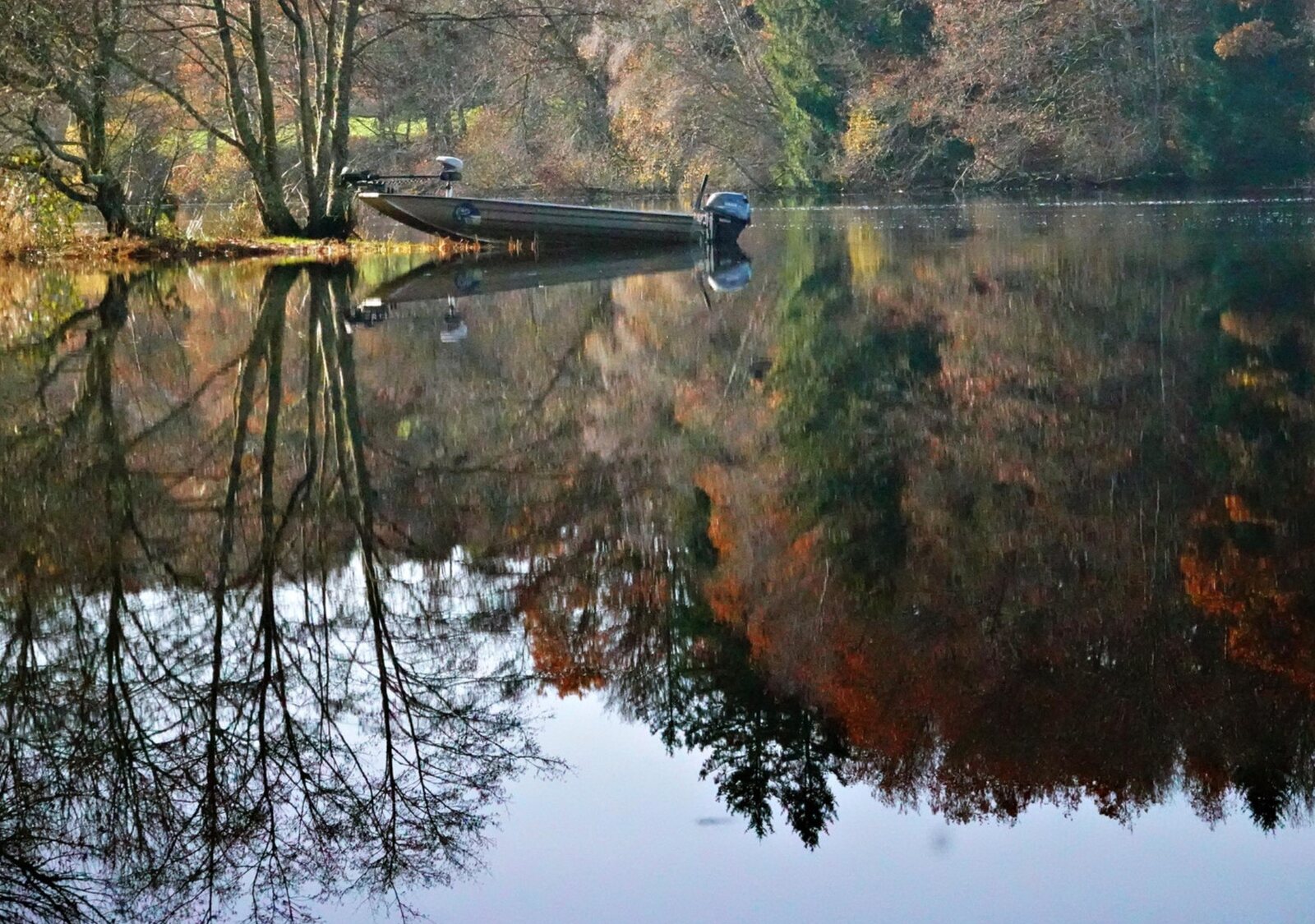 Barque et reflets d’automne sur le lac, tableau sur aluminium, aperçu dans un intérieur