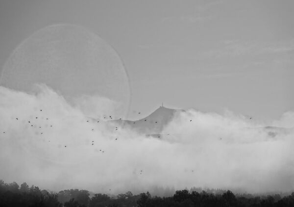 Le puy de Dôme, le disque pâle et les oiseaux, tableau puy de Dôme dans les nuages