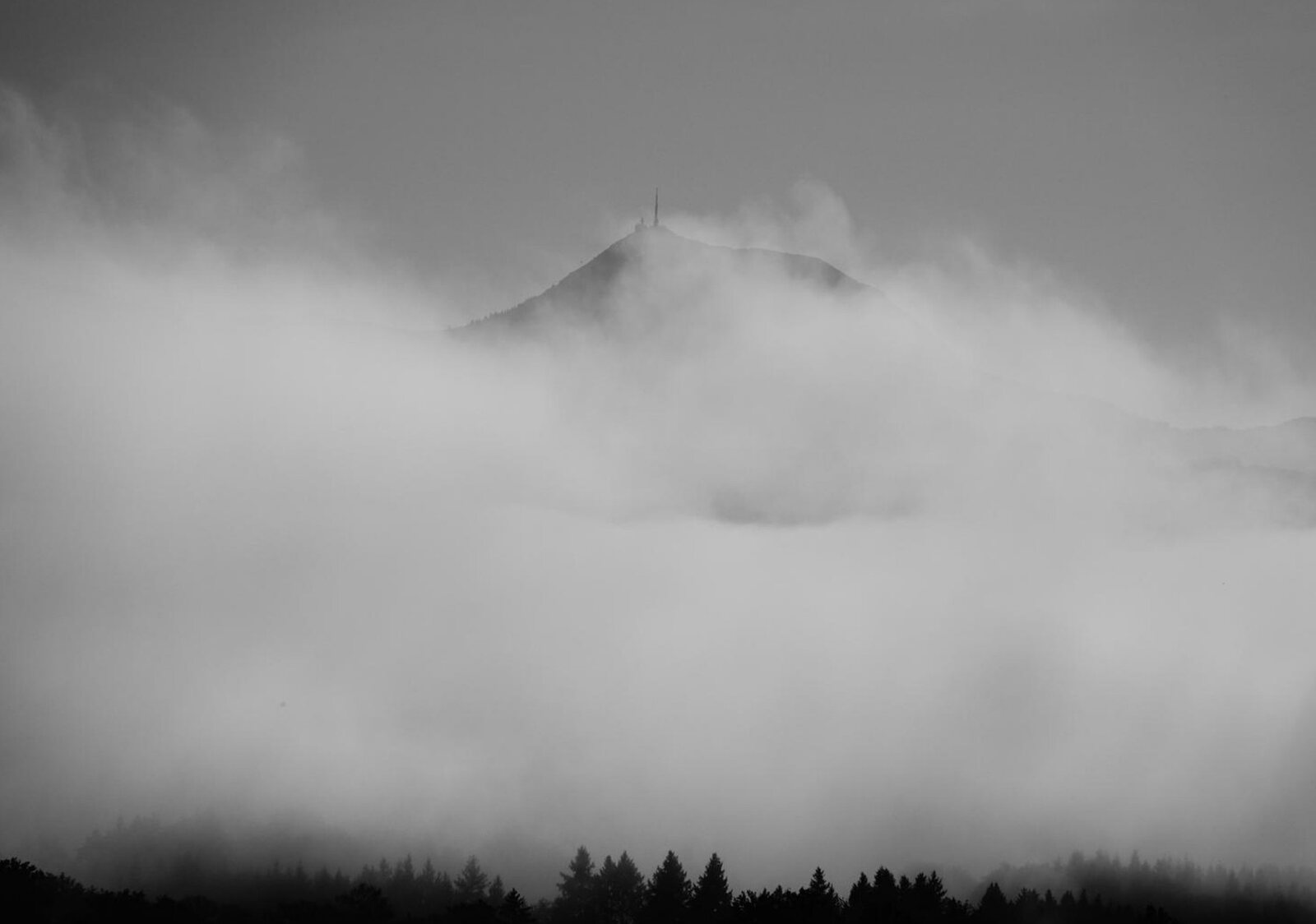Le sommet du puy de Dôme dans le brouillard, tableau sur aluminium, aperçu dans un intérieur
