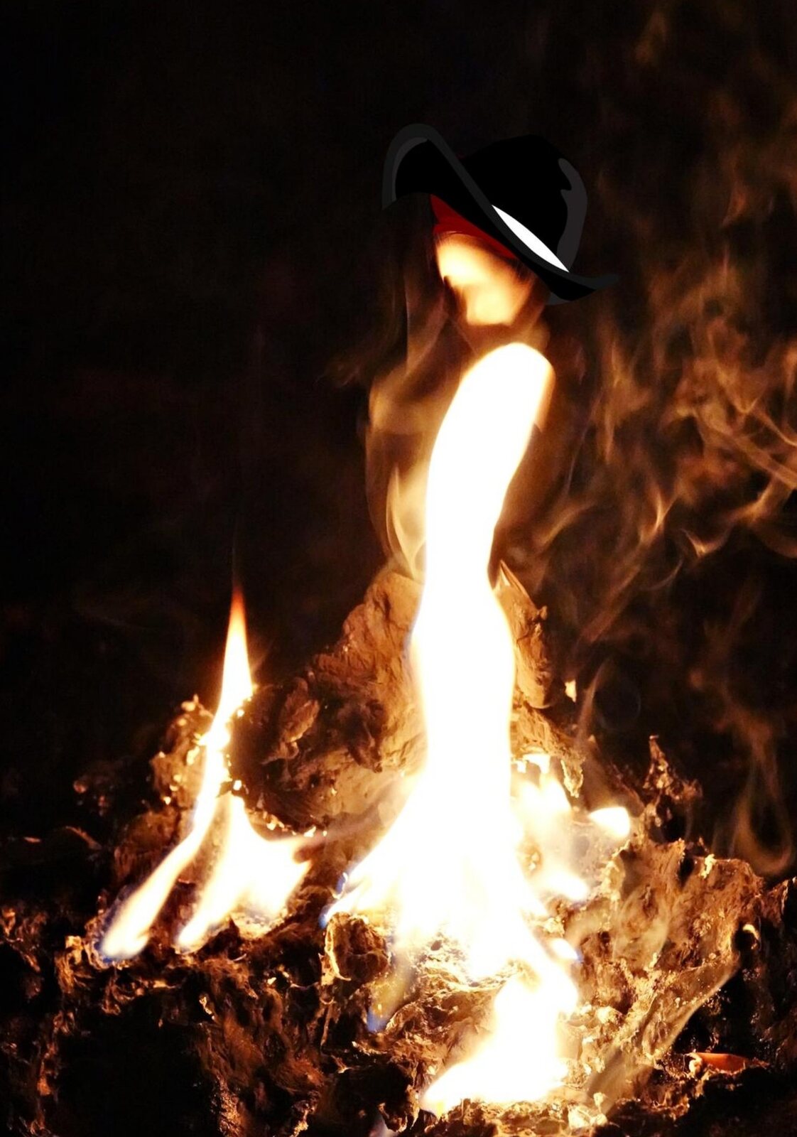 Femme de feu au chapeau noir, tableau sur aluminium, aperçu dans un intérieur
