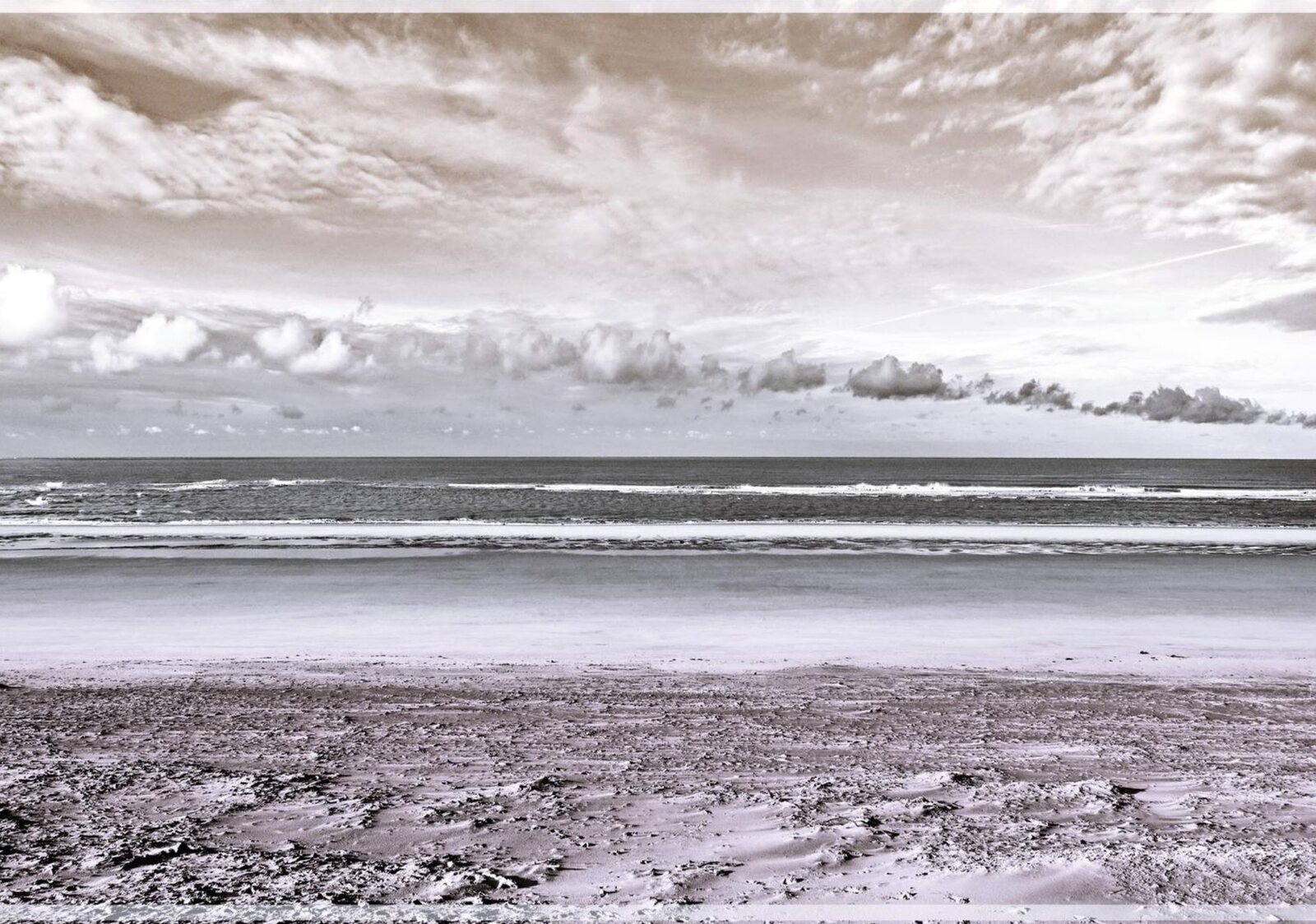 Plage de Ronce-les-Bains sous les nuages, tableau sur aluminium, aperçu dans un intérieur