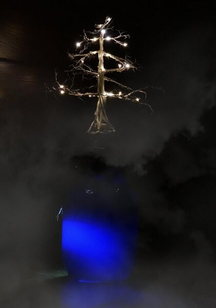 Calme et éclat, tableau arbre lumineux dans la brume