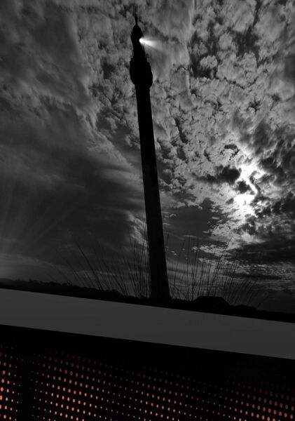 Silhouette dressée sous un ciel tourmenté, tableau silhouette en contre-jour sous un ciel nuageux