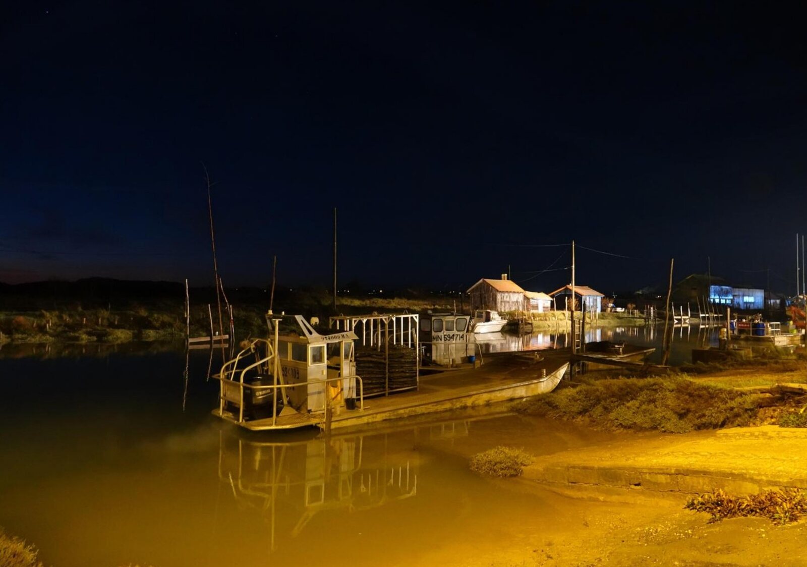 Petit port de Charente-Maritime la nuit, tableau sur aluminium, aperçu dans un intérieur