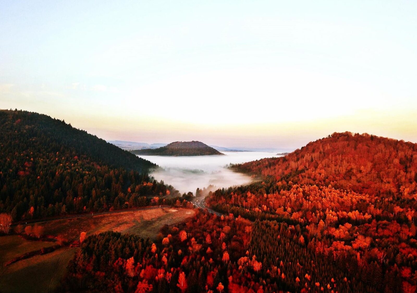 Matin rouge sur la brume d’Aydat, tableau sur aluminium, aperçu dans un intérieur