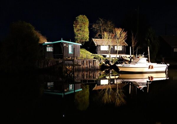 Cabanes et bateau la nuit à La Tremblade, tableau cabanes et bateau la nuit