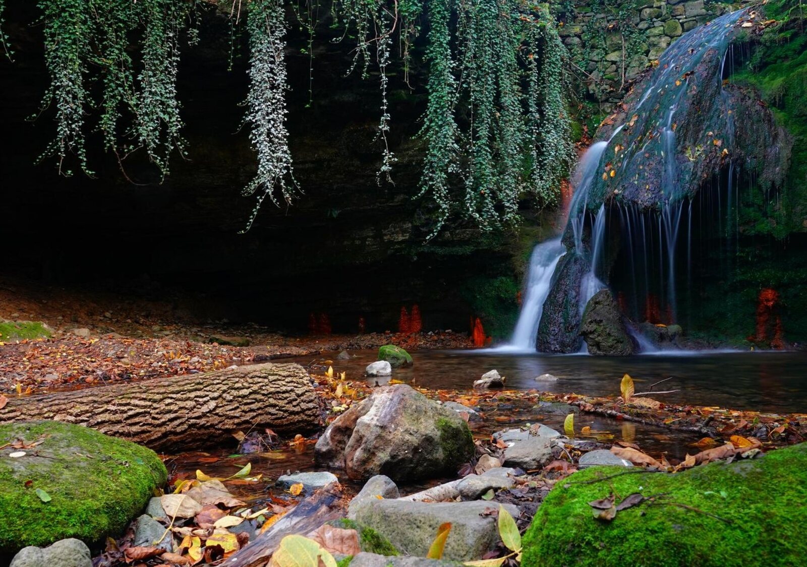 La cascade de la Raquette en automne, tableau sur aluminium, aperçu dans un intérieur