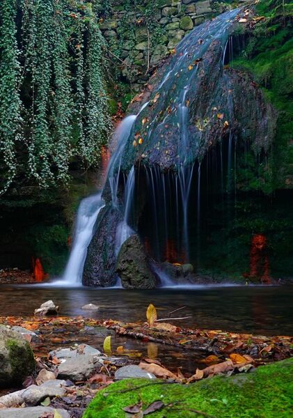 Le voyage de l’eau, tableau cascade en forêt d’automne