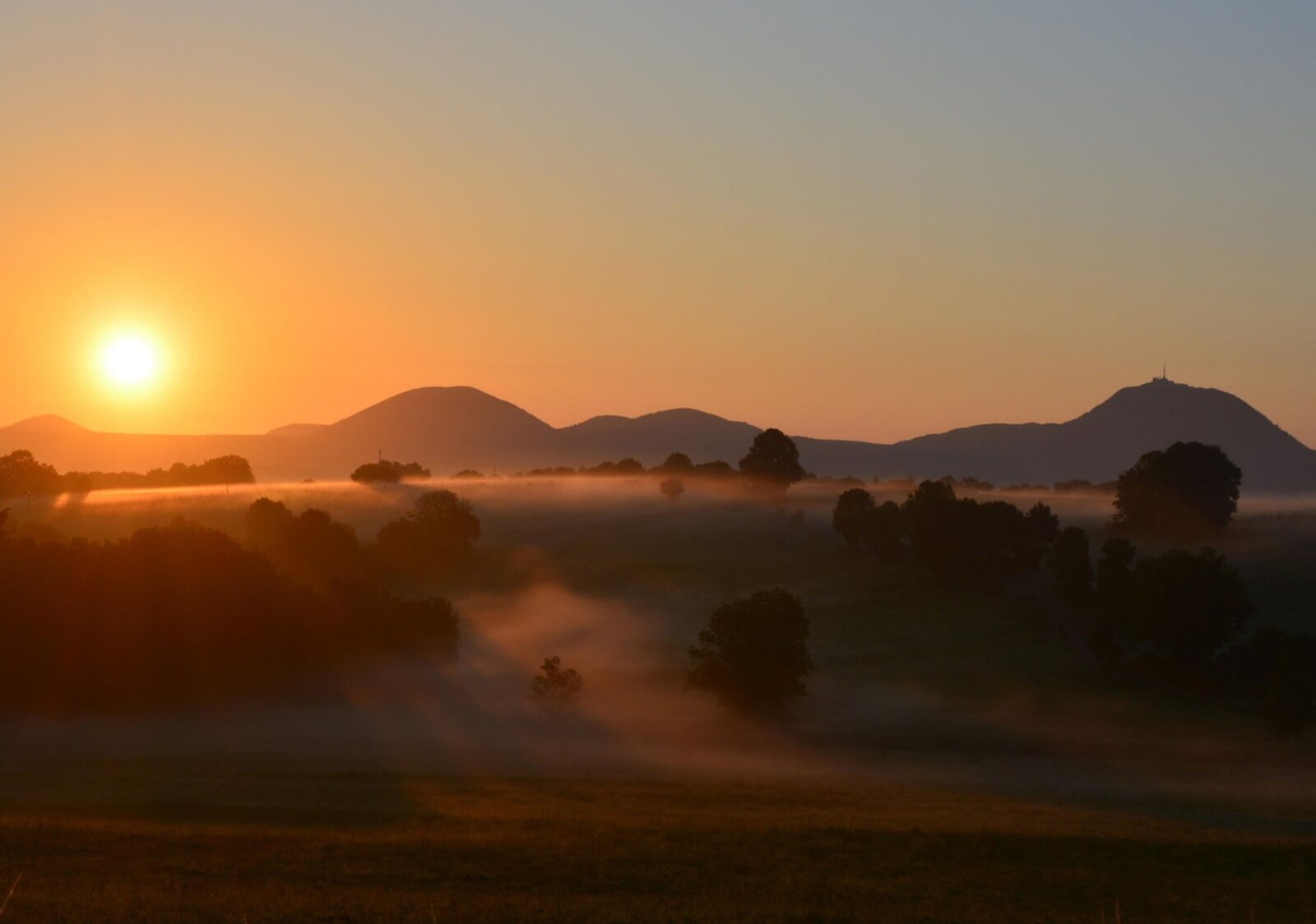 Lever de soleil sur la Chaîne des Puys, photographie de Fabrice Courtadon