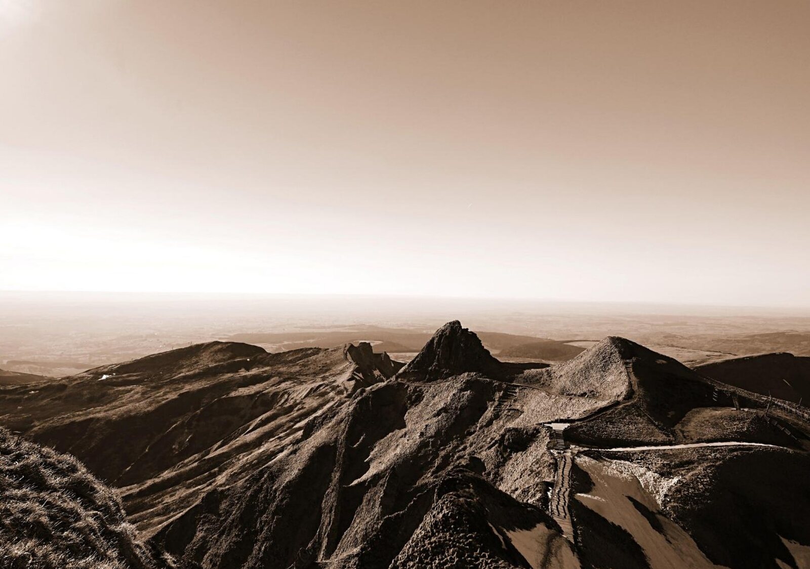 Les crêtes du Sancy en sépia, tableau sur aluminium, aperçu dans un intérieur