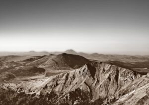 Massif du Sancy en lumière dorée, toile ou affiche encadrée Massif du Sancy en lumière dorée, toile ou affiche encadrée