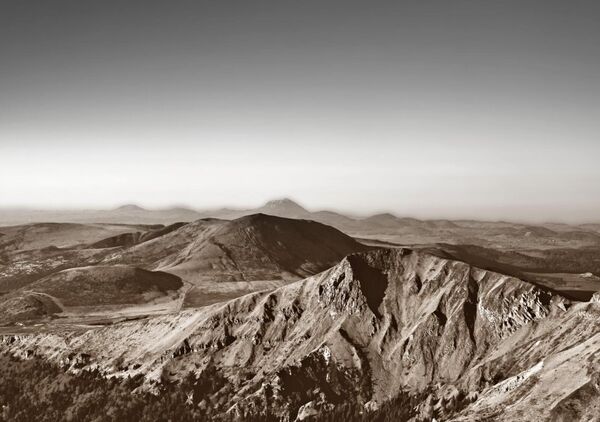 Le souffle des origines, tableau massif du Sancy en sépia