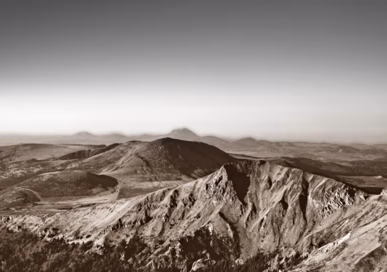 Le souffle des origines, tableau massif du Sancy en sépia, photographie de Fabrice Courtadon