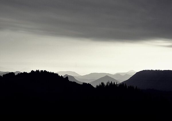 Entre nuit et jour, tableau montagnes en noir et blanc au crépuscule