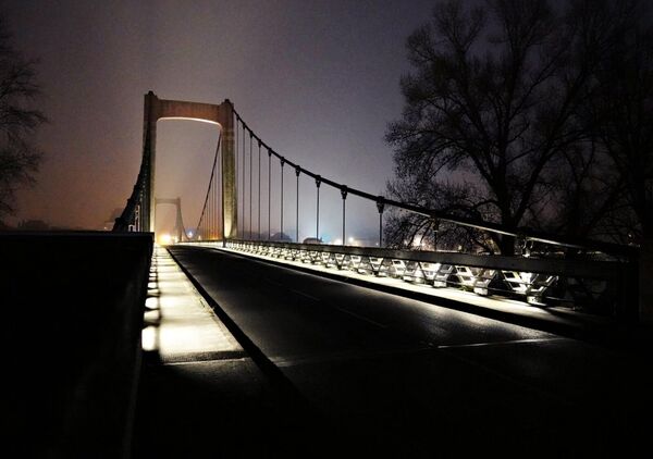 Pont suspendu dans la nuit, tableau pont suspendu éclairé la nuit