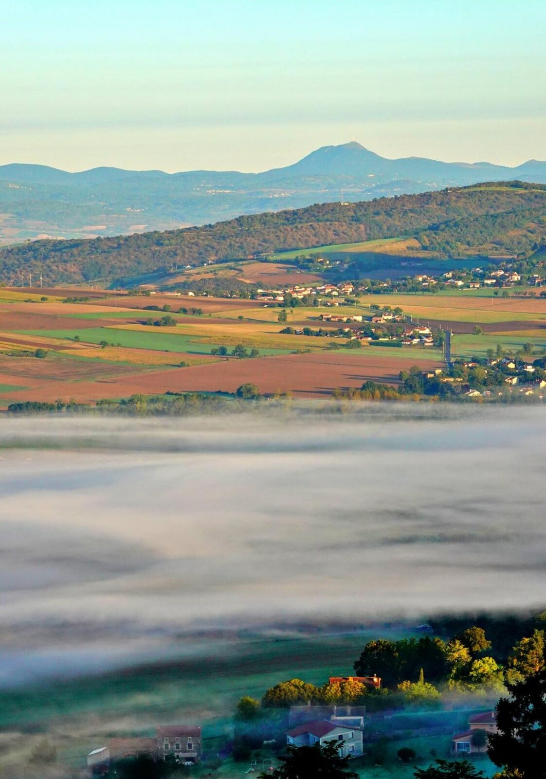 Mer de brume au pied des volcans, tableau sur aluminium, aperçu dans un intérieur