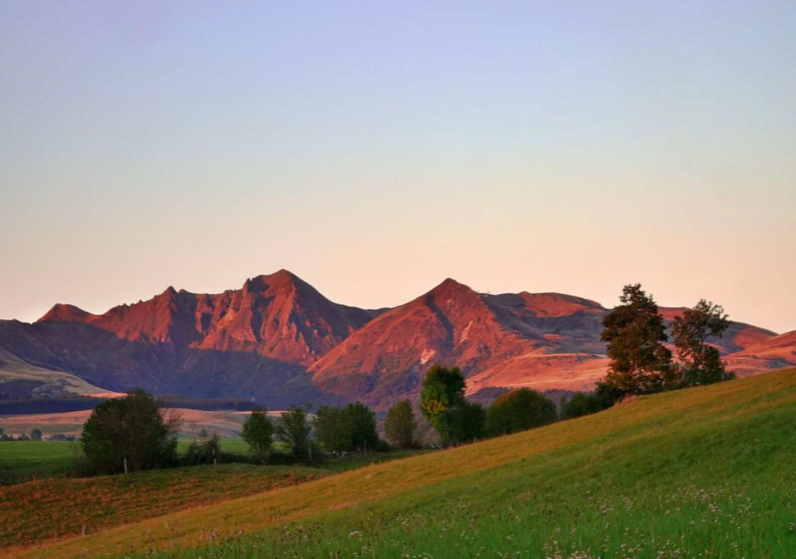 Les crêtes du Sancy rosies par le soleil, photographie de Fabrice Courtadon