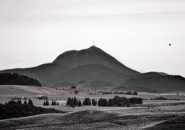 La force volcanique, tableau puy de Dôme en noir et blanc