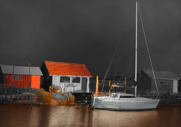 Reflets charentais, tableau cabanes et voilier sous l’orage