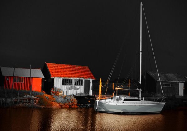 Cabanes rouges et voilier sous un ciel noir, tableau cabanes et voilier au port