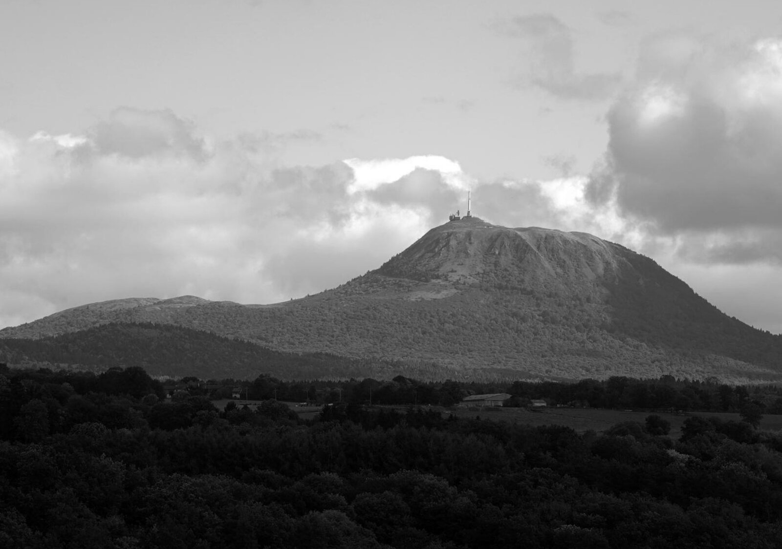 Le puy de Dôme sous un ciel de nuages, tableau sur aluminium, aperçu dans un intérieur
