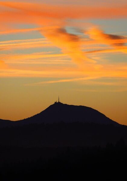Le puy de Dôme sous un ciel embrasé, tableau puy de Dôme sous un ciel orange