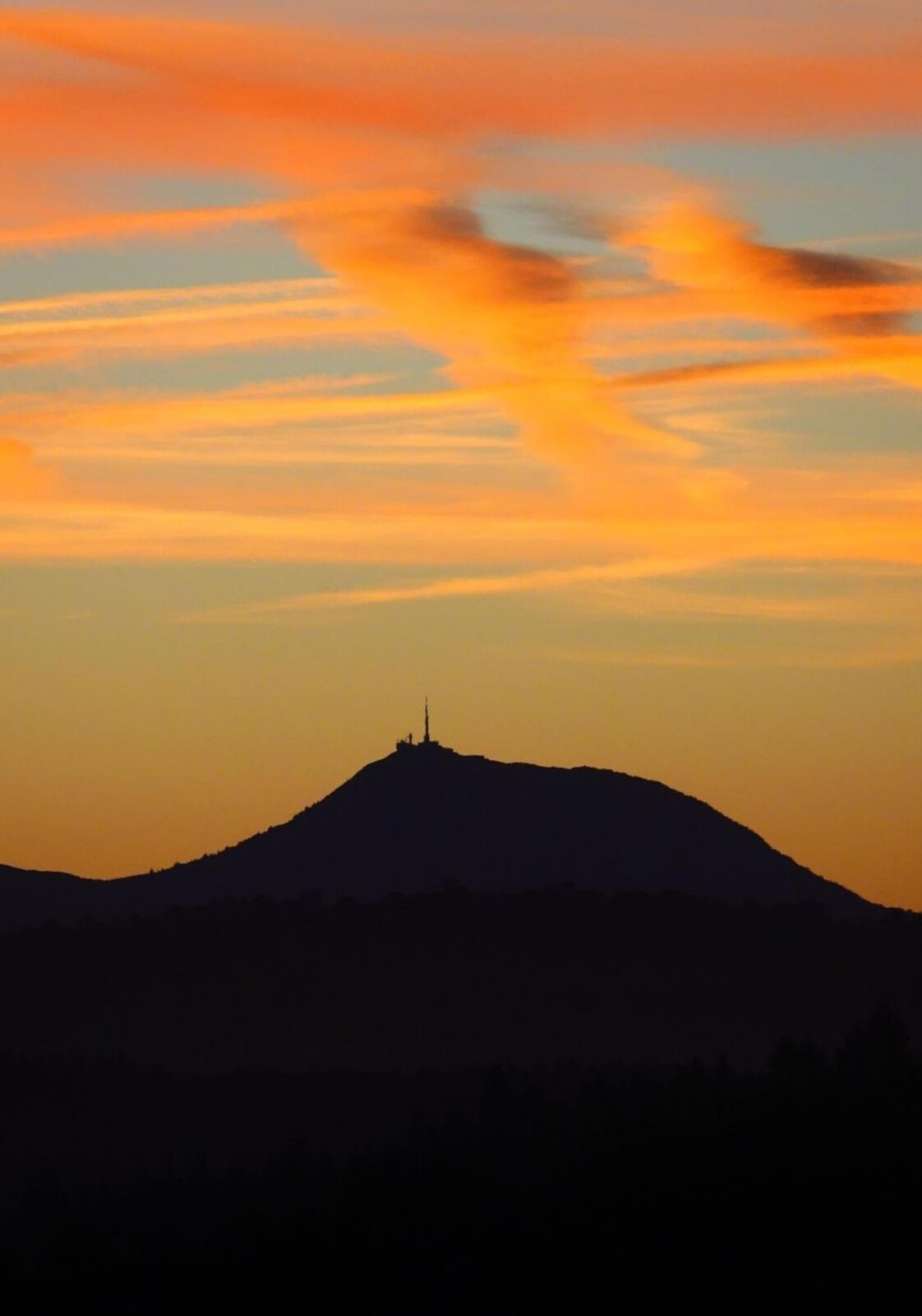 Le puy de Dôme sous un ciel embrasé, tableau sur aluminium, aperçu dans un intérieur