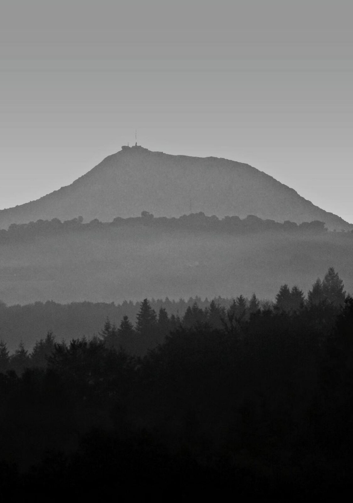 Le puy de Dôme au-dessus des brumes, tableau sur aluminium, aperçu dans un intérieur