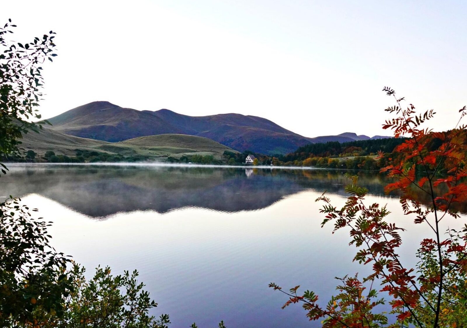 Reflets d’automne sur le lac du Guéry, photographie de Fabrice Courtadon