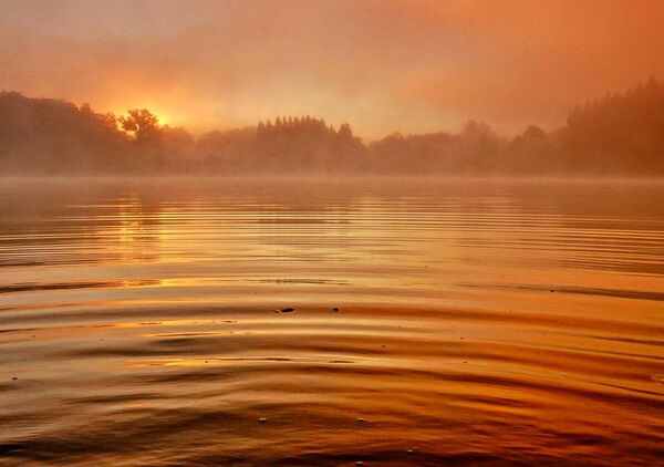 La nature en apothéose, tableau lac dans une brume orangée