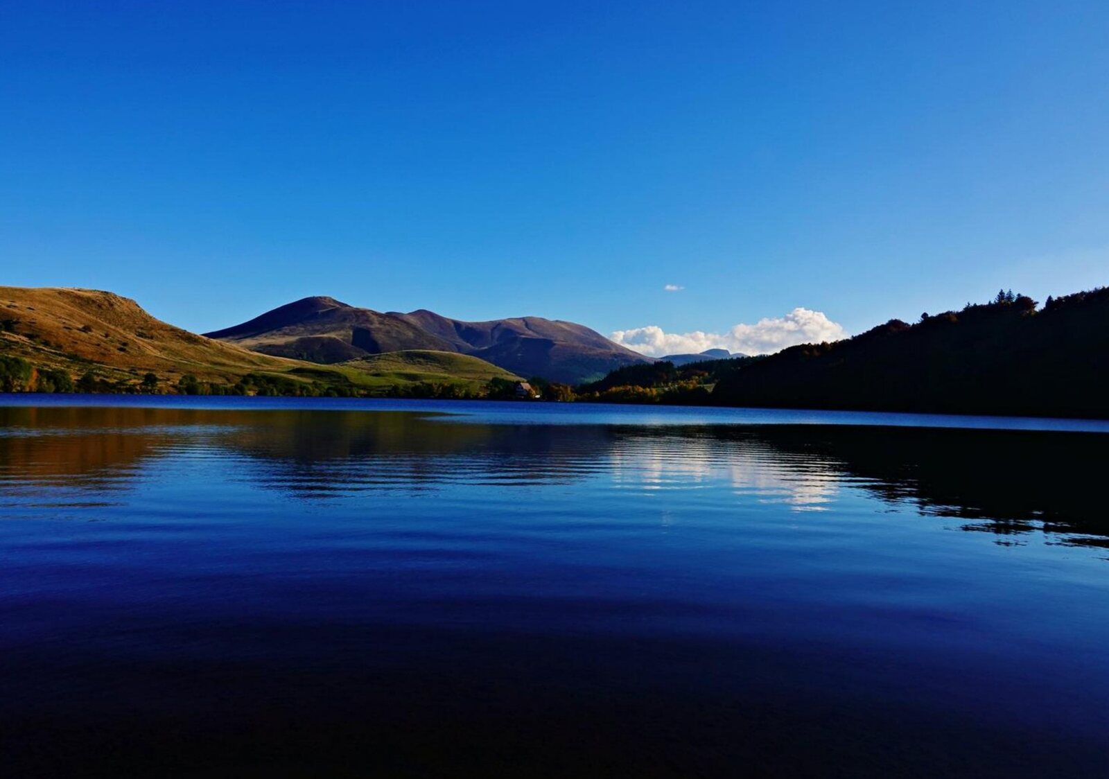 La magie du lac du Guéry, tableau sur aluminium, aperçu dans un intérieur
