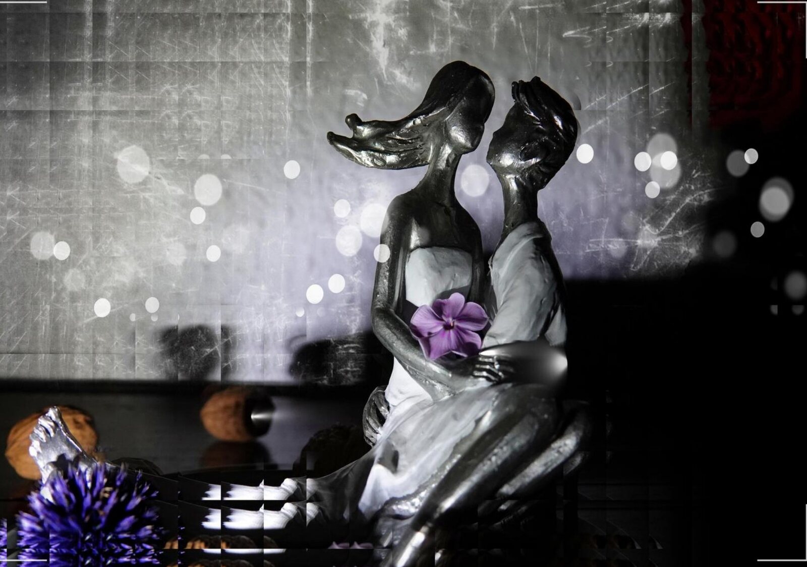 Couple enlacé aux fleurs violettes, tableau sur aluminium, aperçu dans un intérieur