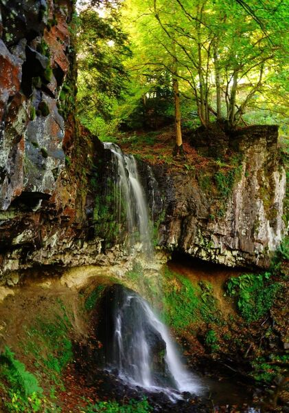 La cascade du Trador sous le feuillage, tableau cascade du Trador