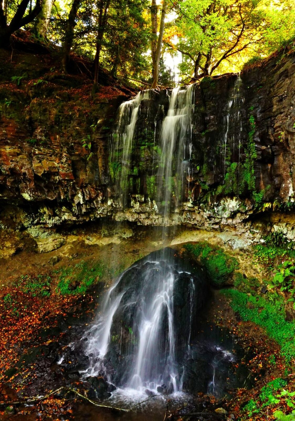 La cascade du Trador en automne, tableau sur aluminium, aperçu dans un intérieur