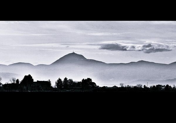 Volcans dans la brume, en noir et blanc, tableau volcans d’Auvergne en noir et blanc