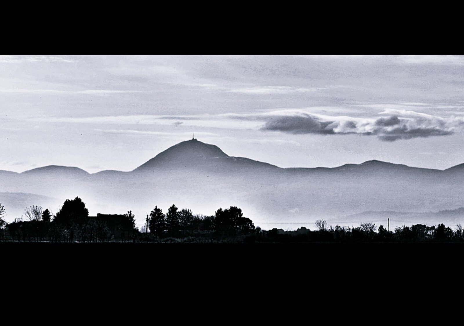 Volcans dans la brume, en noir et blanc, tableau sur aluminium, aperçu dans un intérieur