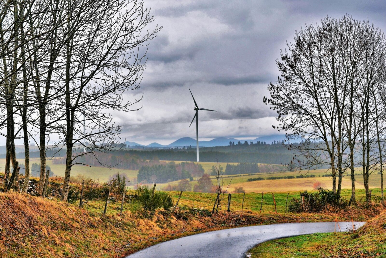 L’éolienne et la route mouillée, tableau sur aluminium, aperçu dans un intérieur