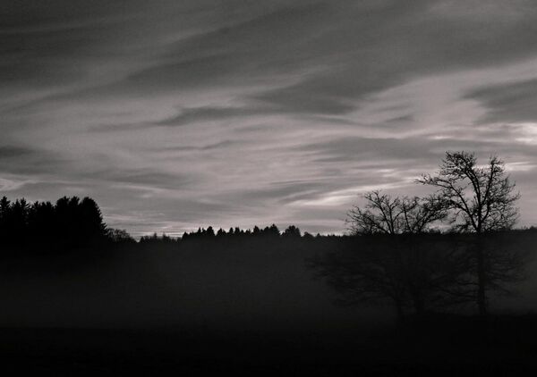 Auvergne en clair-obscur, tableau ciel nuageux sur une lisière