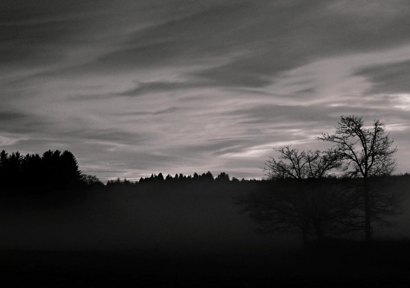 Auvergne en clair-obscur, tableau sur aluminium, aperçu dans un intérieur
