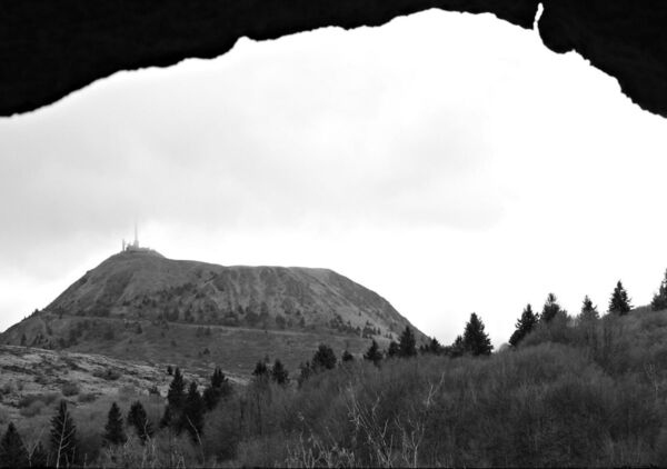 Le puy de Dôme depuis la grotte de Clersioux, tableau puy de Dôme vu d’une grotte
